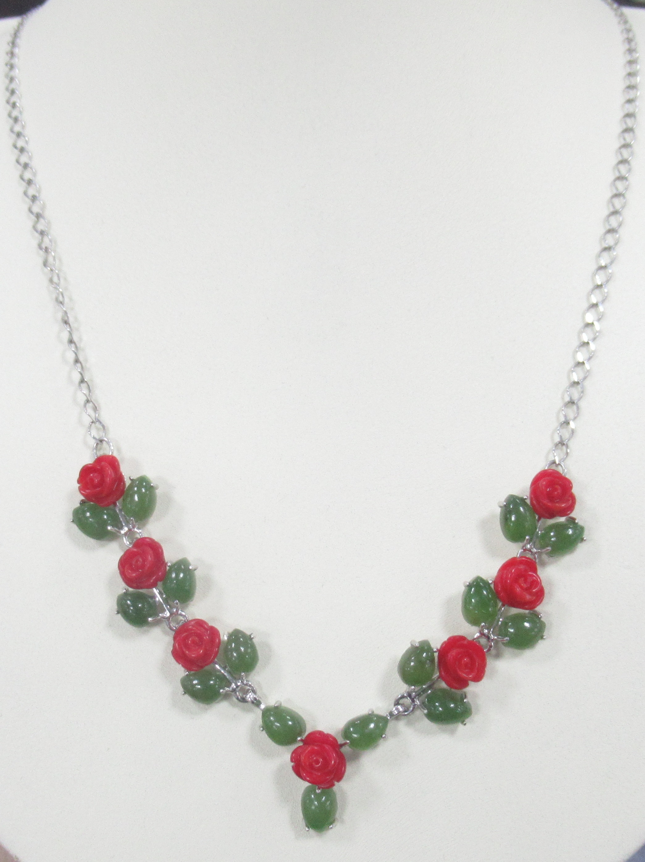 Серебряное колье 925 пробы; плетение Ромб; вставки 7 Коралл; 15 Нефрит;